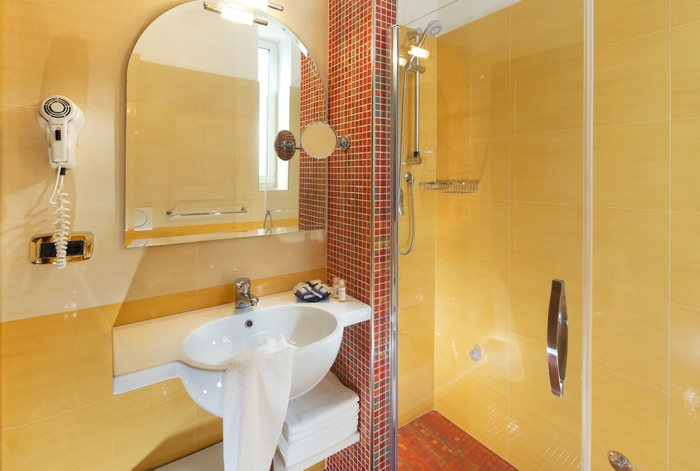 Parigi Hotel 33/38