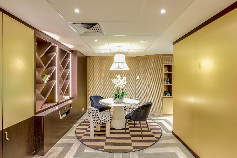 Mercure Paris Arc de Triomphe Etoile 51/72