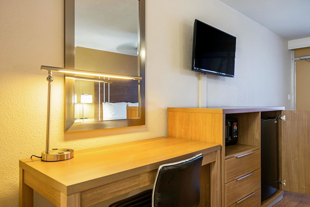 Quality Inn and Suites Airport Cruise Port Hollywood 44/55