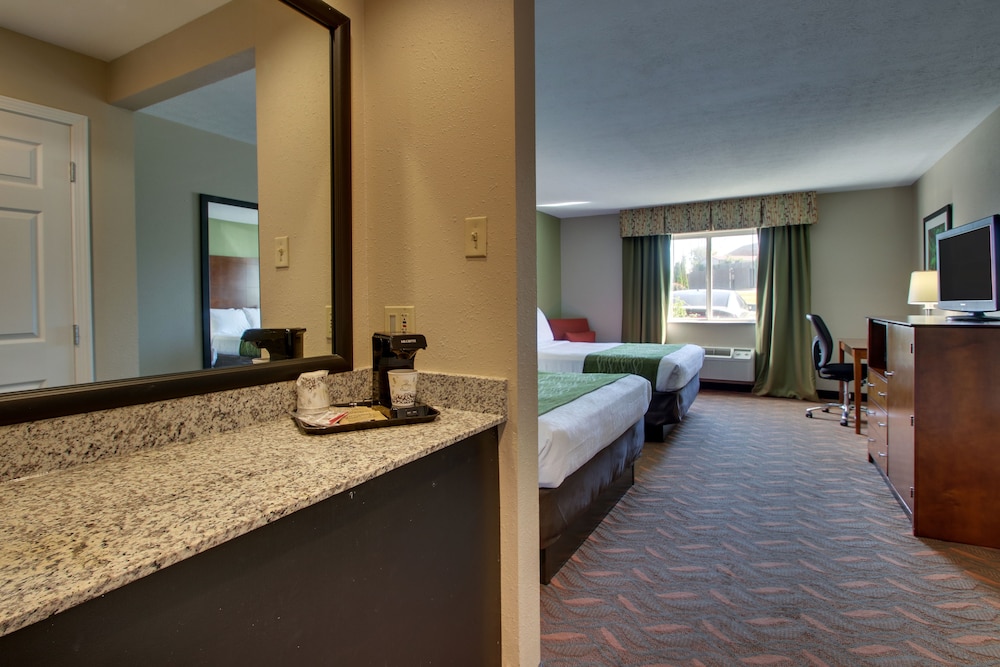 Greenfield Inn and Suites Elizabethtown KY I65 Exit 94 28/62