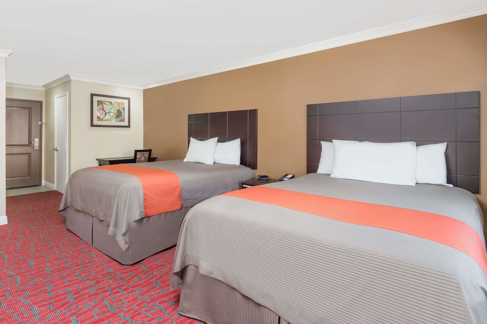 Travelodge Inn & Suites by Wyndham Bell Los Angeles Area 12/52