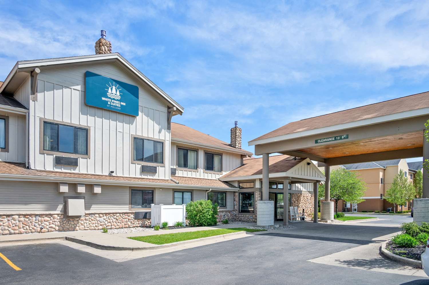 White Pines Inn & Suites of Holland 44/48