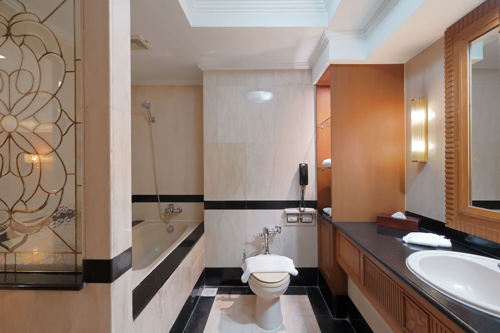 Sunlake Waterfront Resort and Convention 55/56