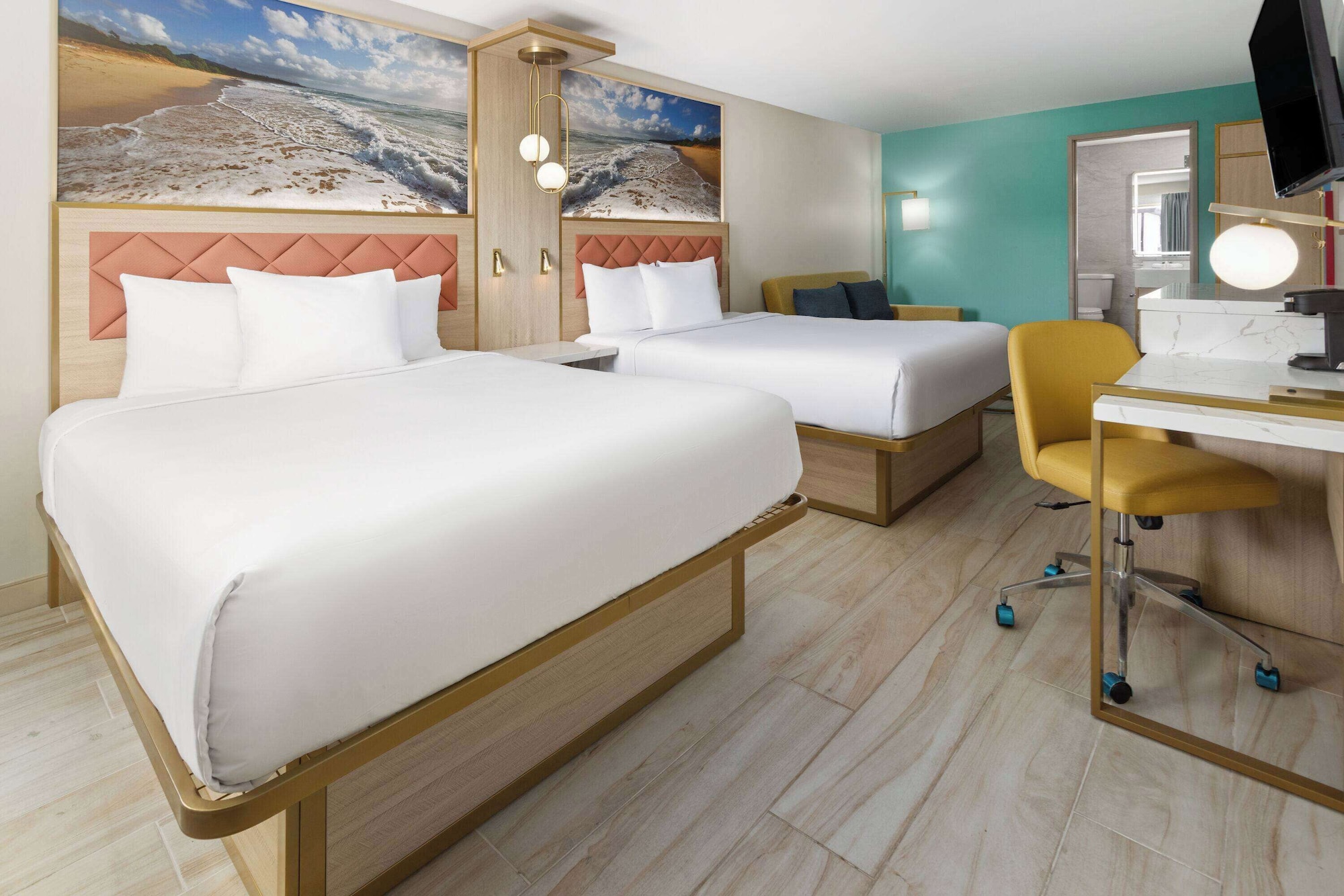 غرفة بسريرين كوين بإطلالة على المسبح، The Vibes Hotel, Trademark Collection by Wyndham 2/4