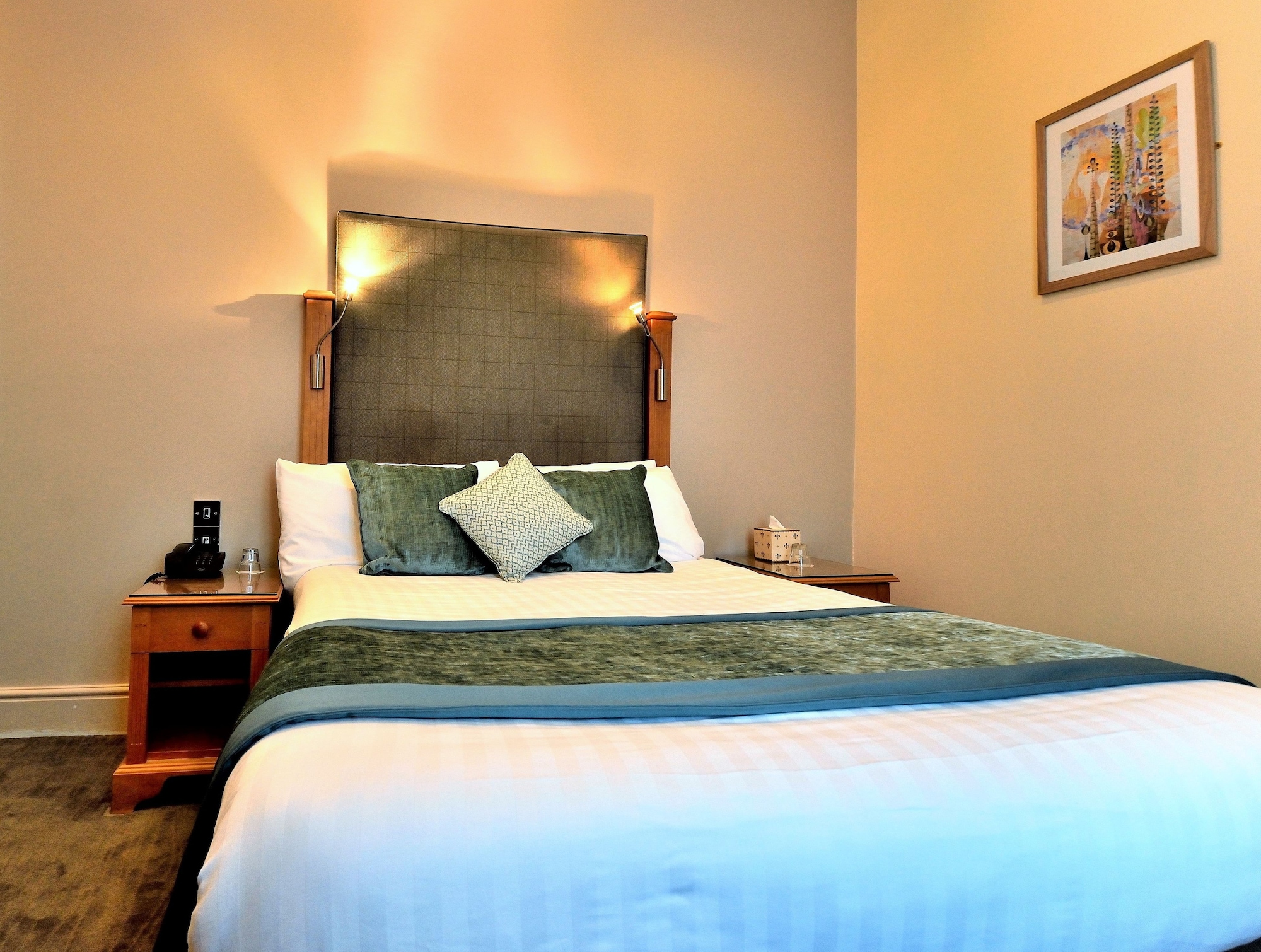Standard, Double Bed, Queens Court Hotel 1/6