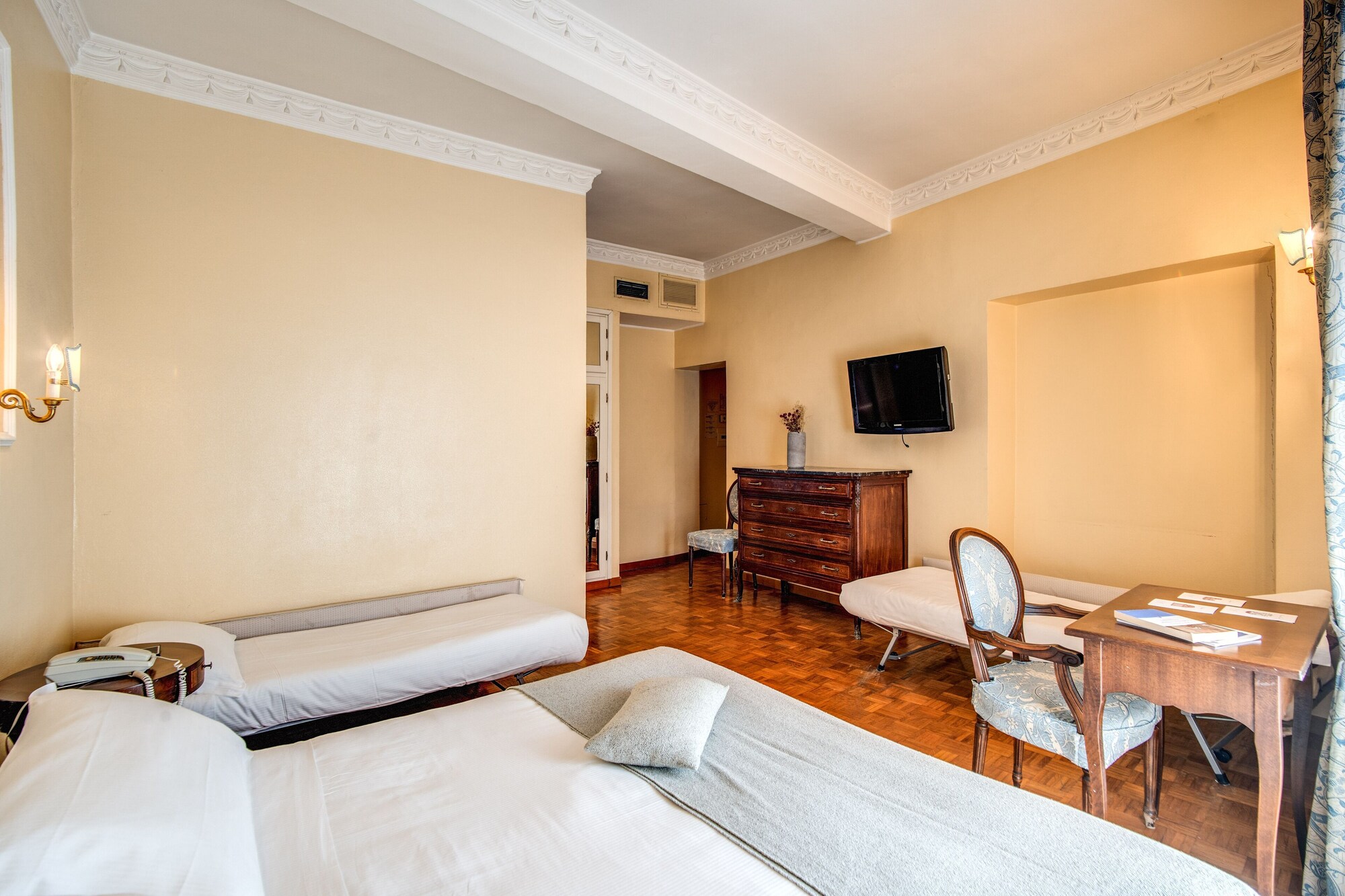 ROOM, QUADRUPLE