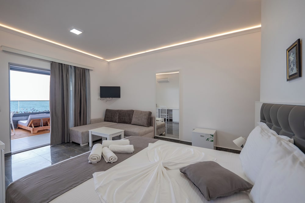 جناح بسرير مزدوج بإطلالة على البحر مع أريكة، Vila Era Beach 3/10