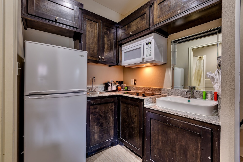 Americas Best Value Inn and Suites IAH Airport North 9/30