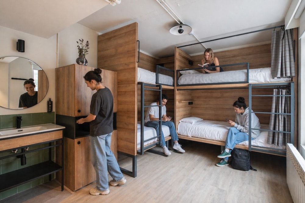 LATROUPE Grand Place Hostel 39/64