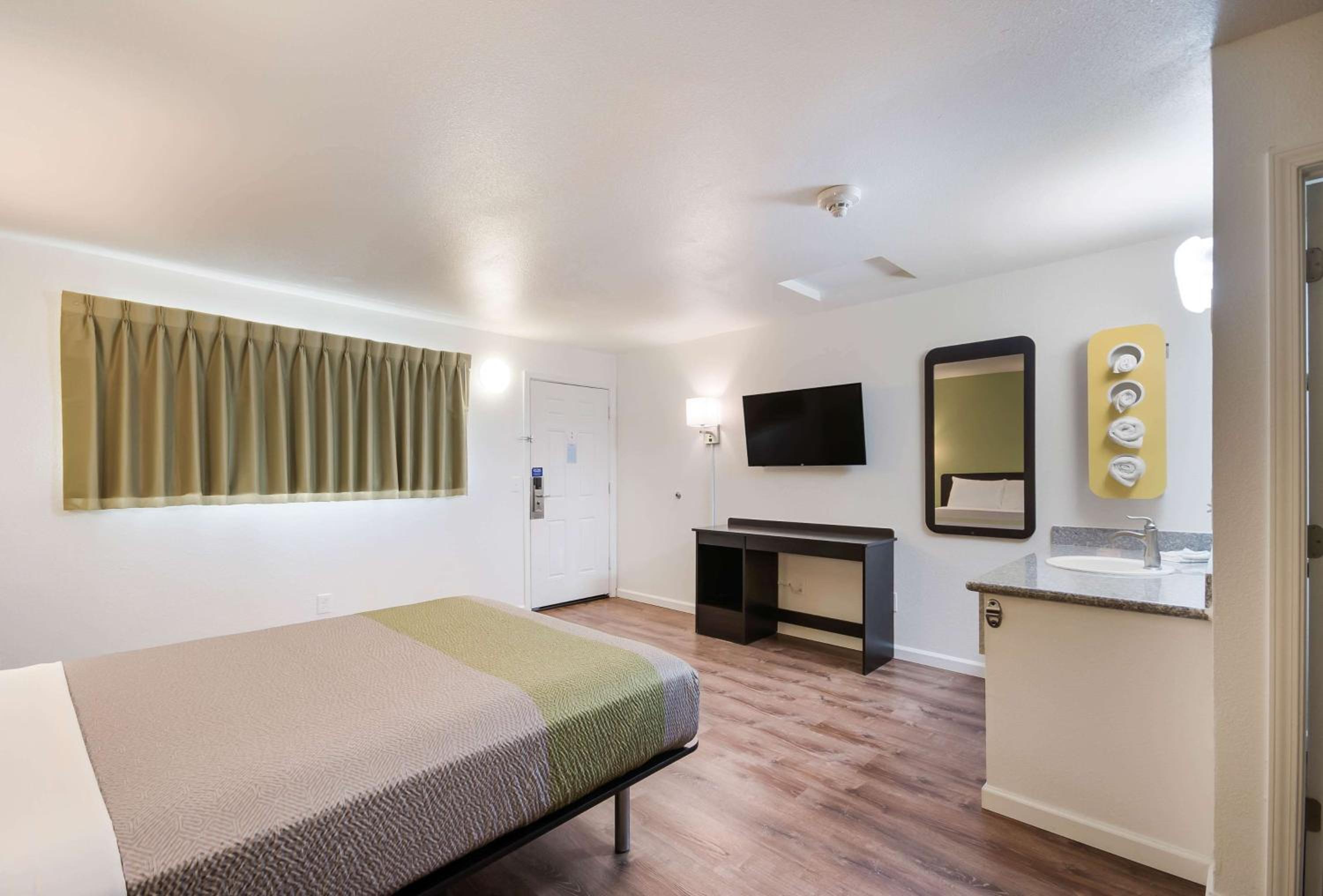 1 King Bed Smoking, Micfridge
