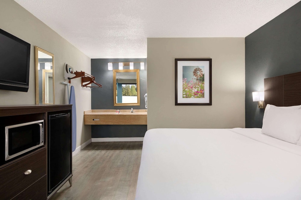 Baymont by Wyndham Wilmington NC 11/40