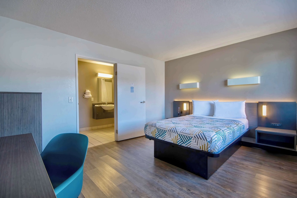STANDARD, QUEEN BED