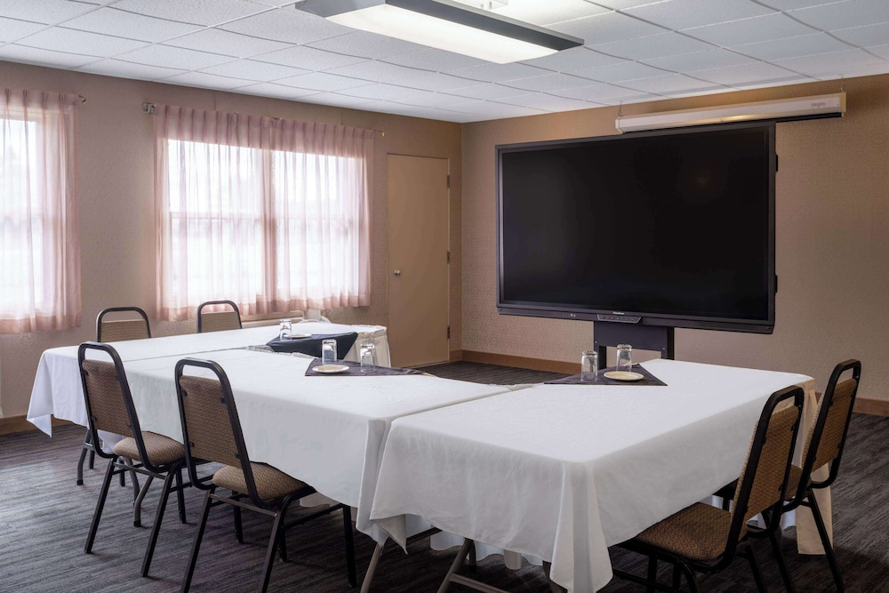 Ramada by Wyndham Thunder Bay Airlane Hotel 35/50
