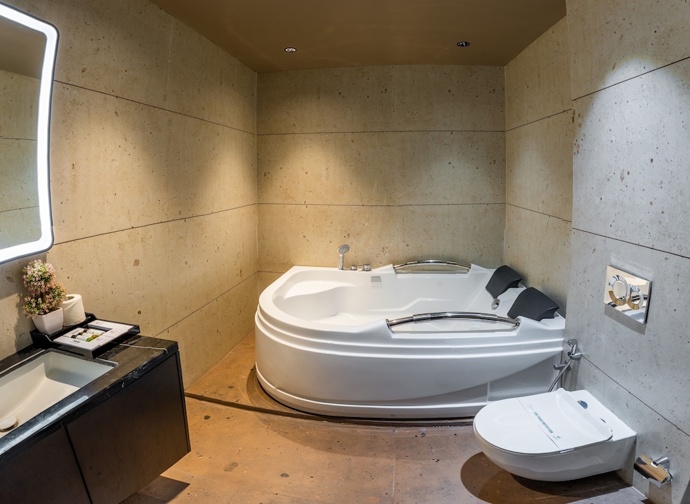 HOTEL TREAT RESORT 49/50