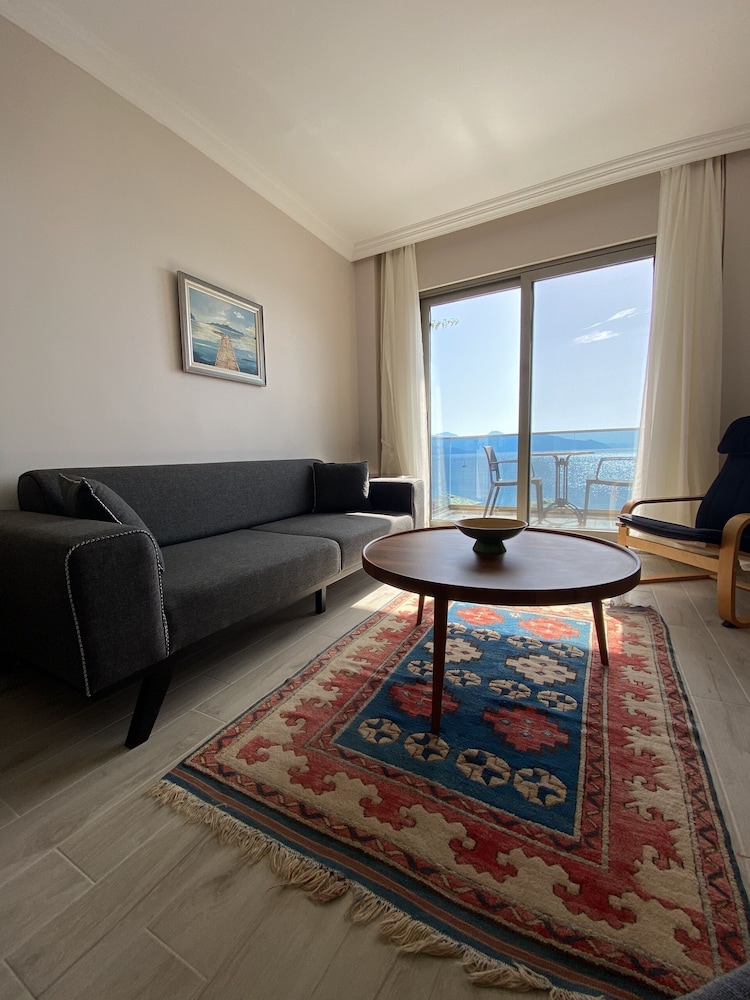 Diplomat Hotel 27/50