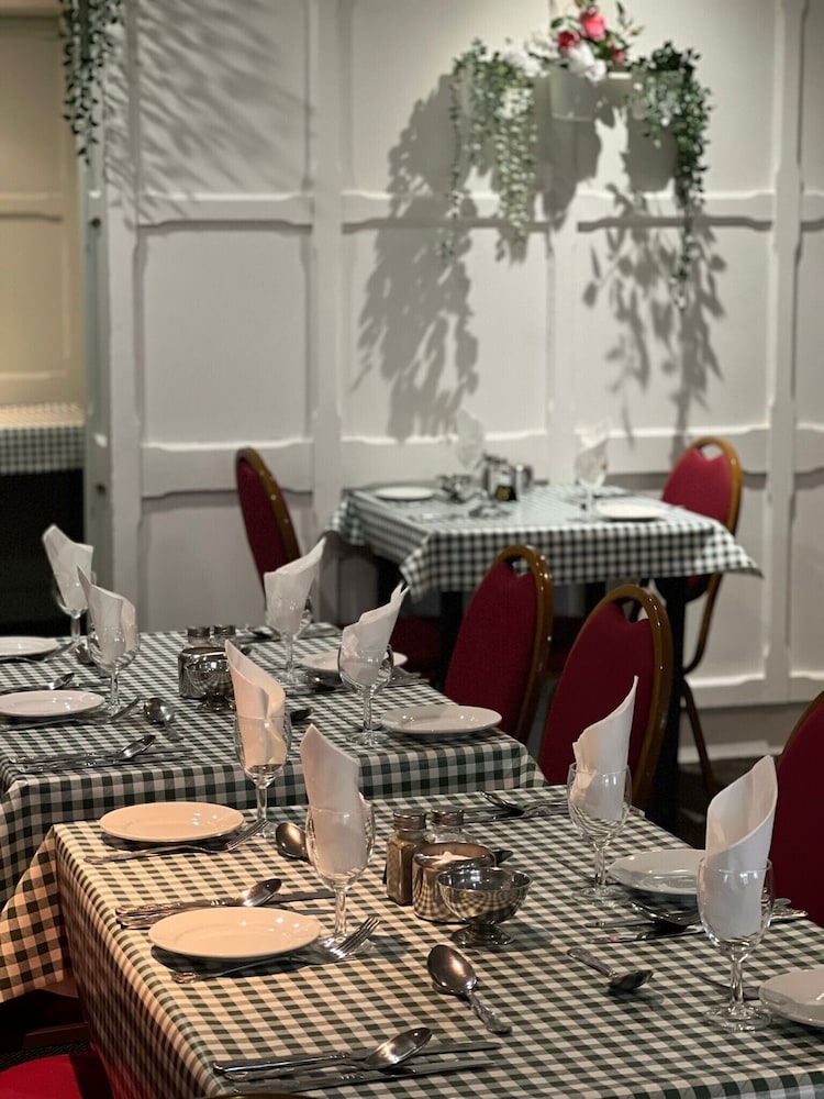The Georgian Hollies Hotel 49/55