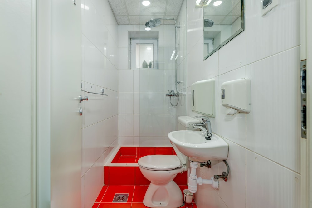 Adriatic Hostel 33/34