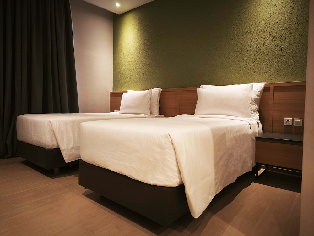 Deluxe, Twin Beds, City View