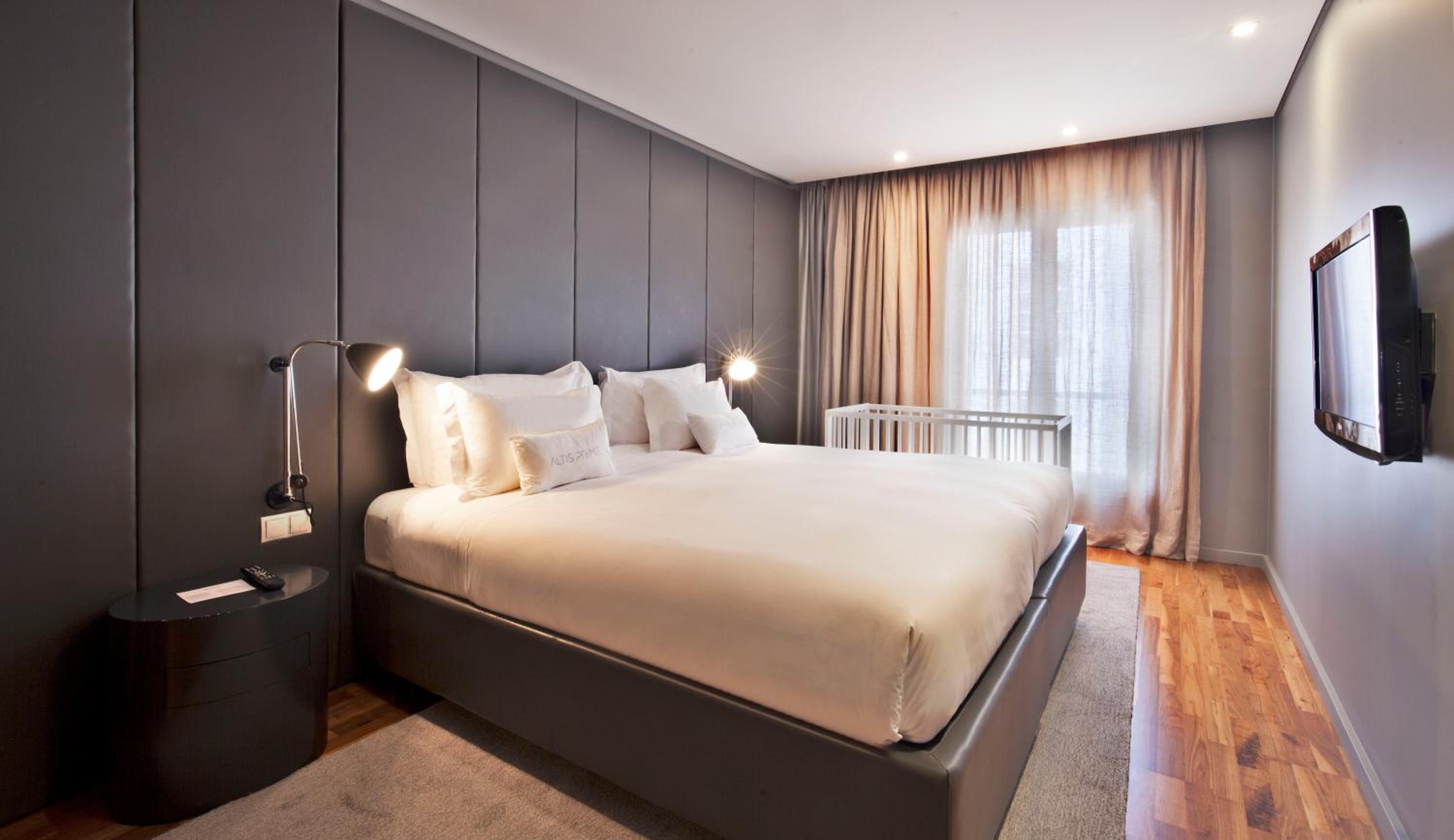 2 BEDROOMS, PREMIUM, SUITE