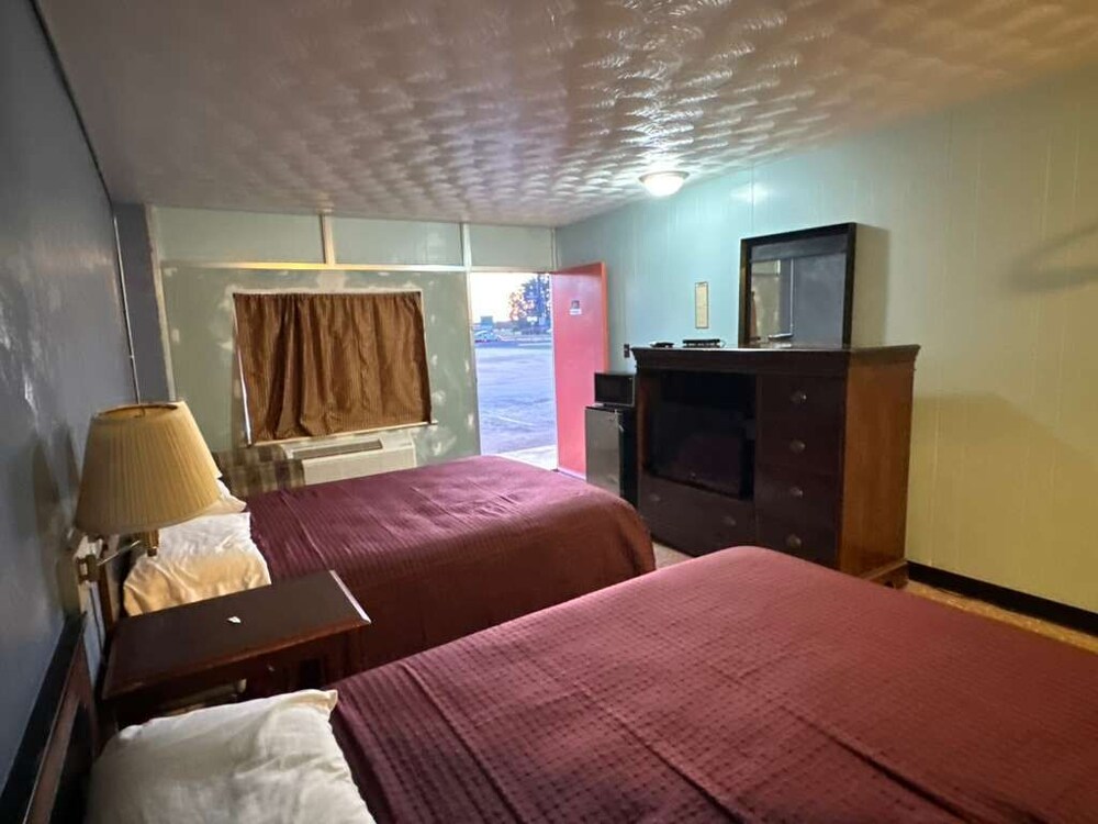 Gray Plaza Motel Benton Rend Lake I-57 18/39