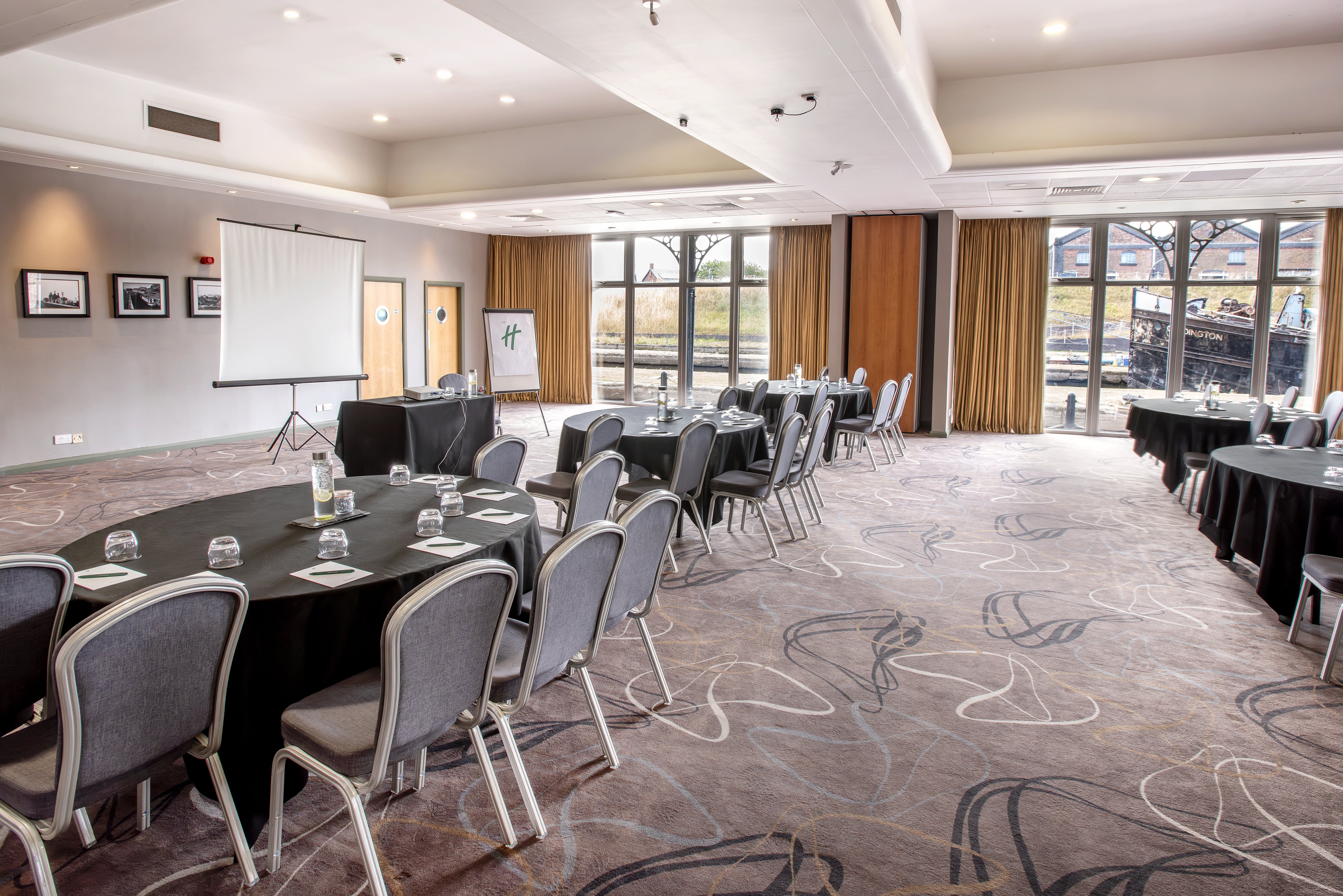Holiday Inn Ellesmere Port Cheshire Oaks 30/48