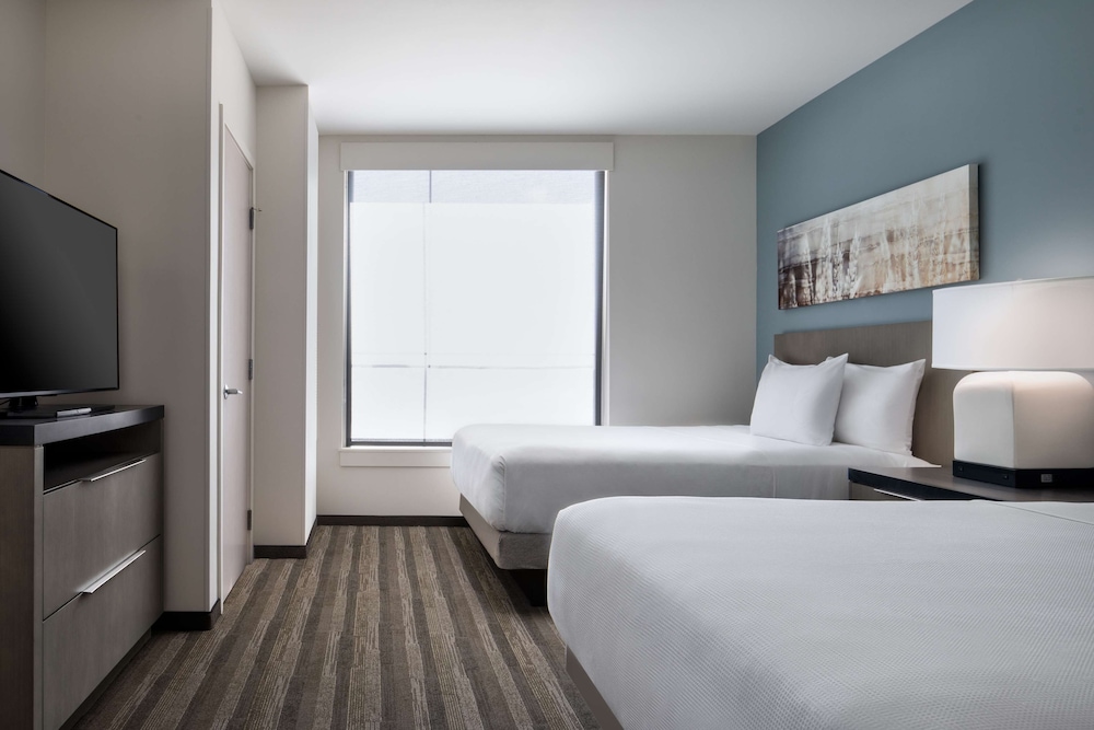 1 BEDROOM, SUITE, KITCHEN
