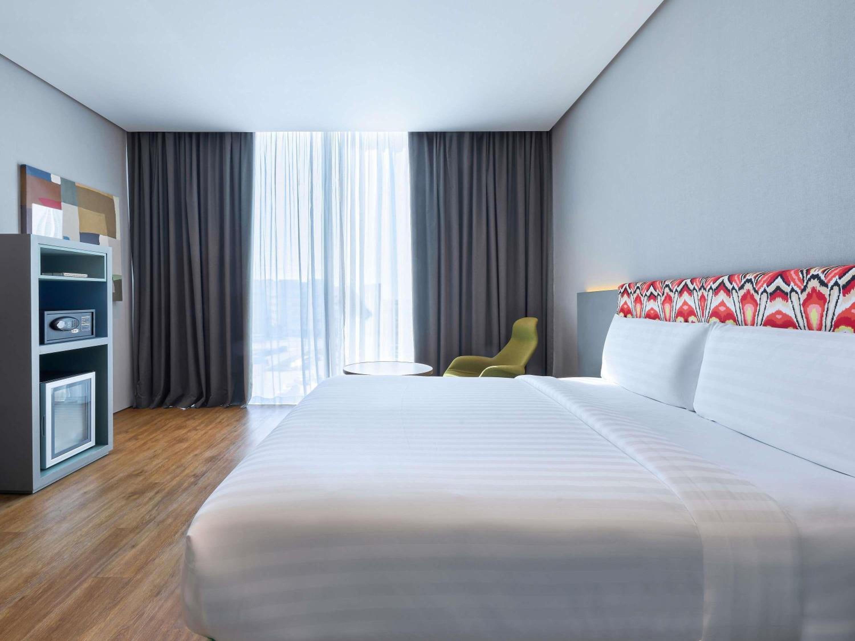 Standard, King Bed, City Side