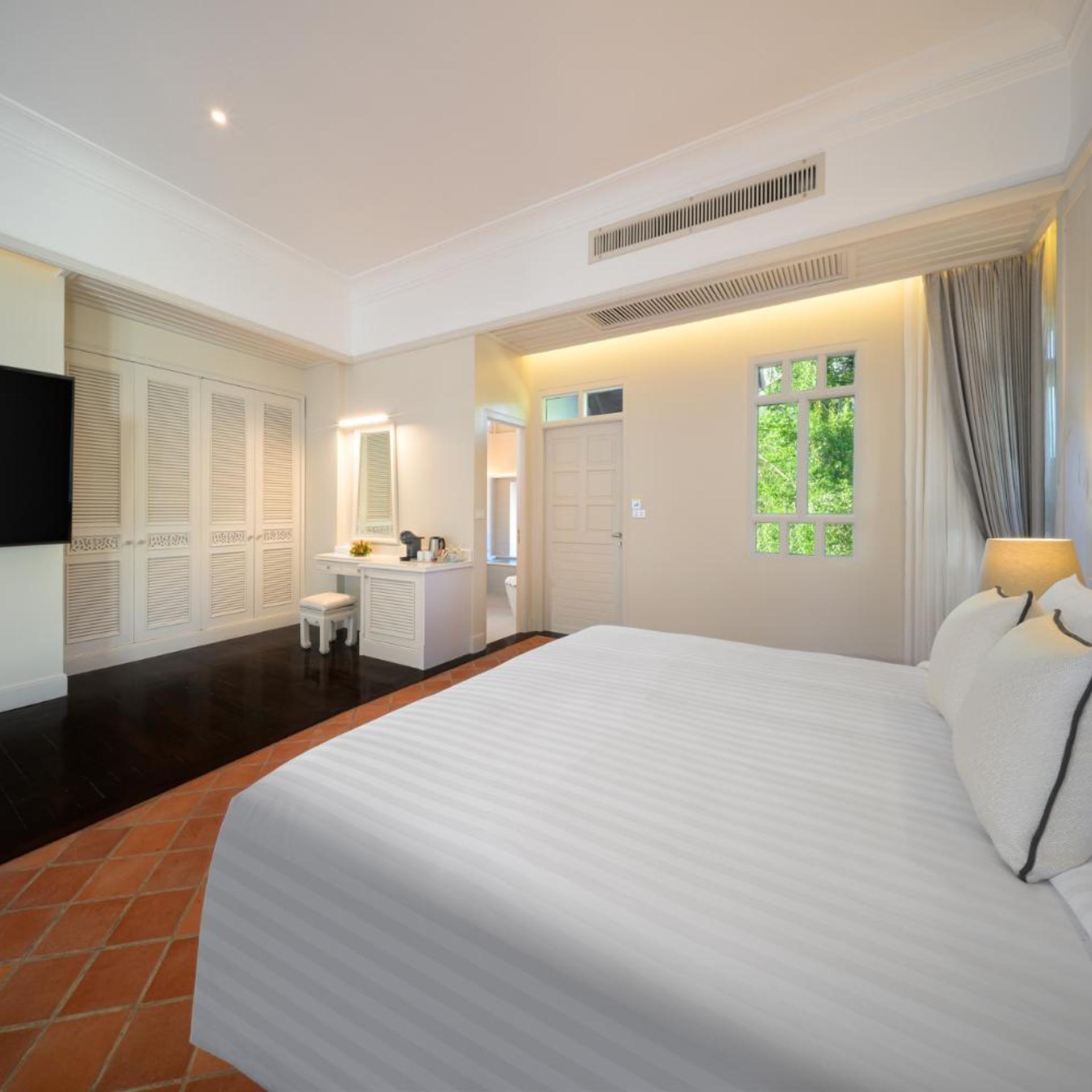 Grand, Pool, Villa, King Bed