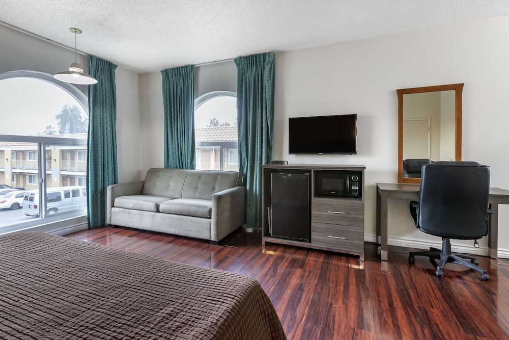 Riverside Inn & Suites 40/56