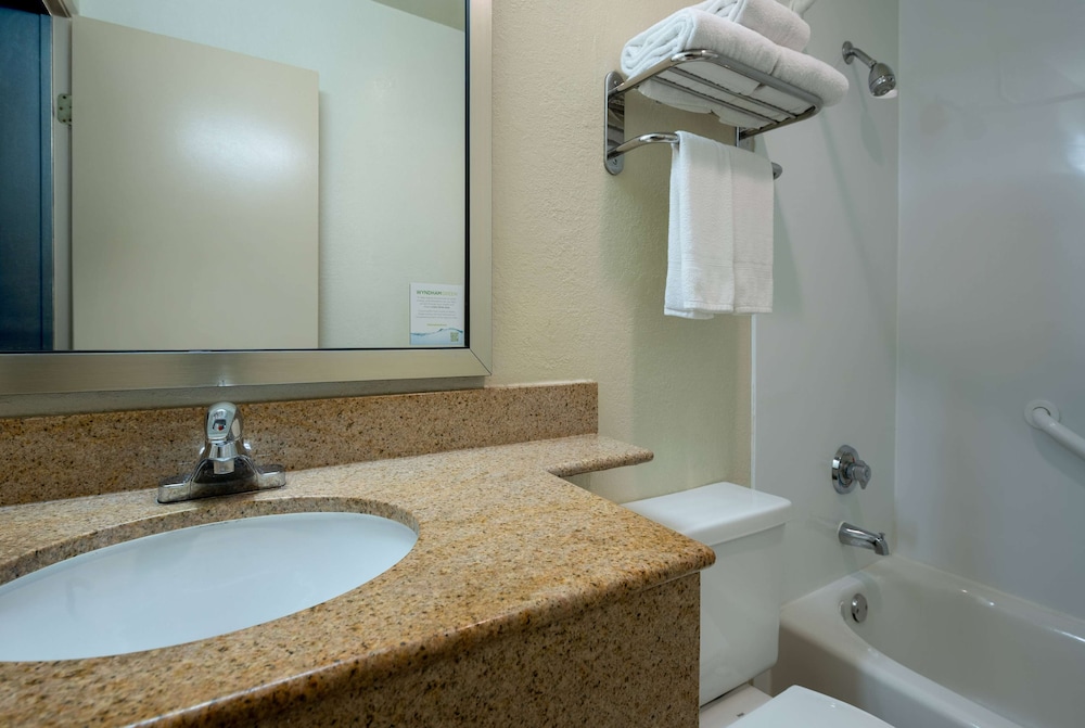غرفة قياسية بسرير كوين، Days Inn By Wyndham Encinitas Moonlight Beach 7/7