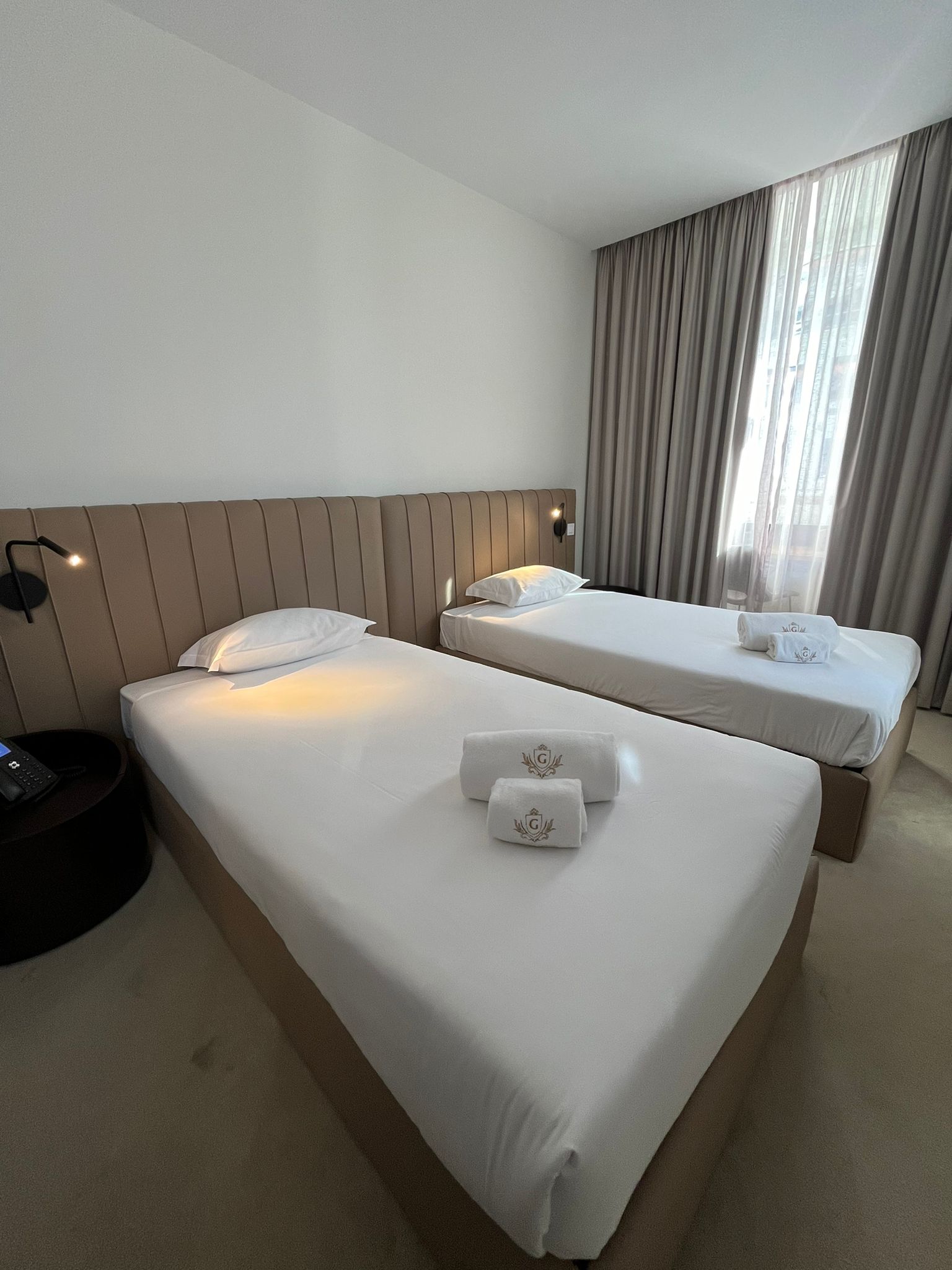 Solo, Twin Beds