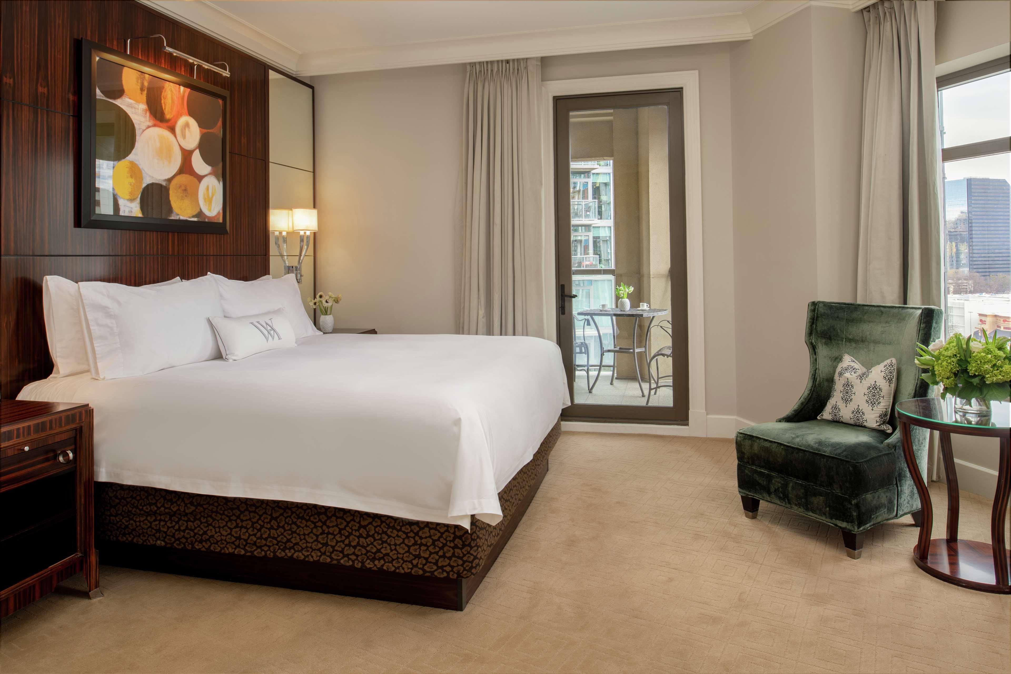JUNIOR SUITE, KING BED, BALCONY, ACCESSIBLE
