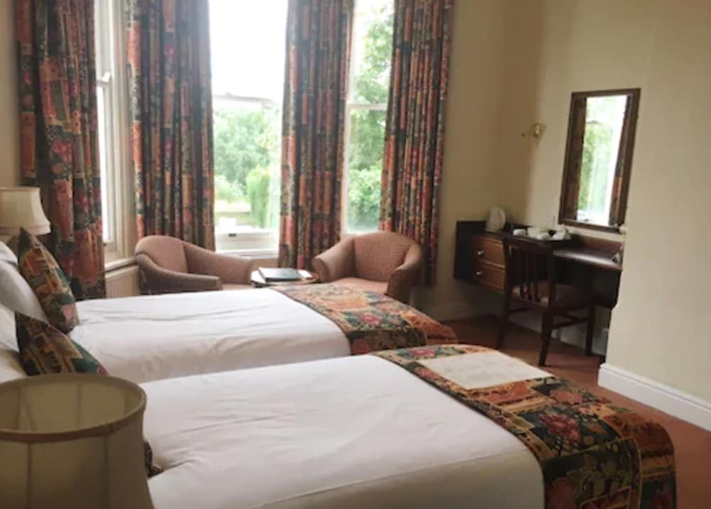 Arundel House Hotel 10/51