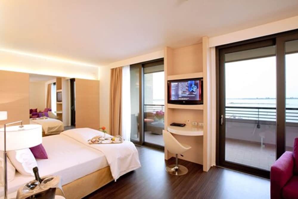 LAGUNA PALACE HOTEL 24/74
