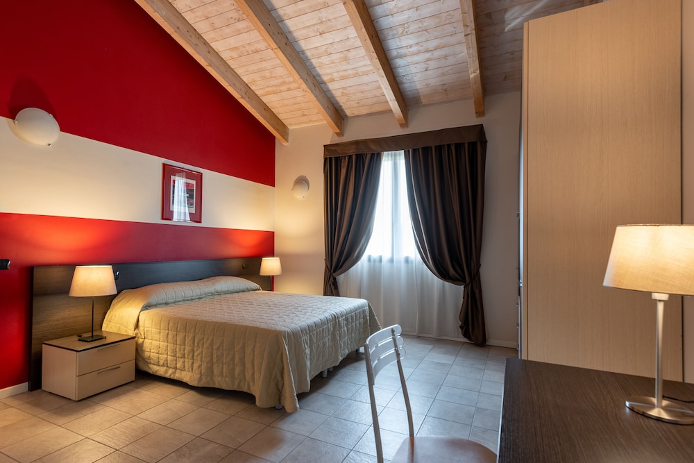 Maranello Village 10/70