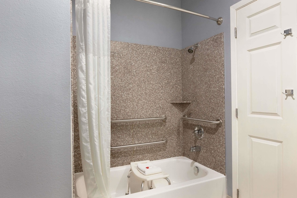 Days Inn by Wyndham Odessa 15/31