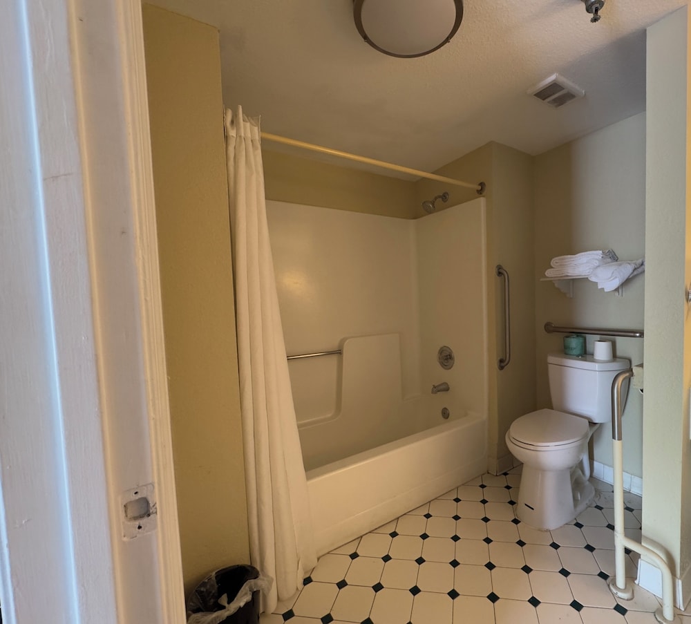 Super 8 by Wyndham Savannah 49/51