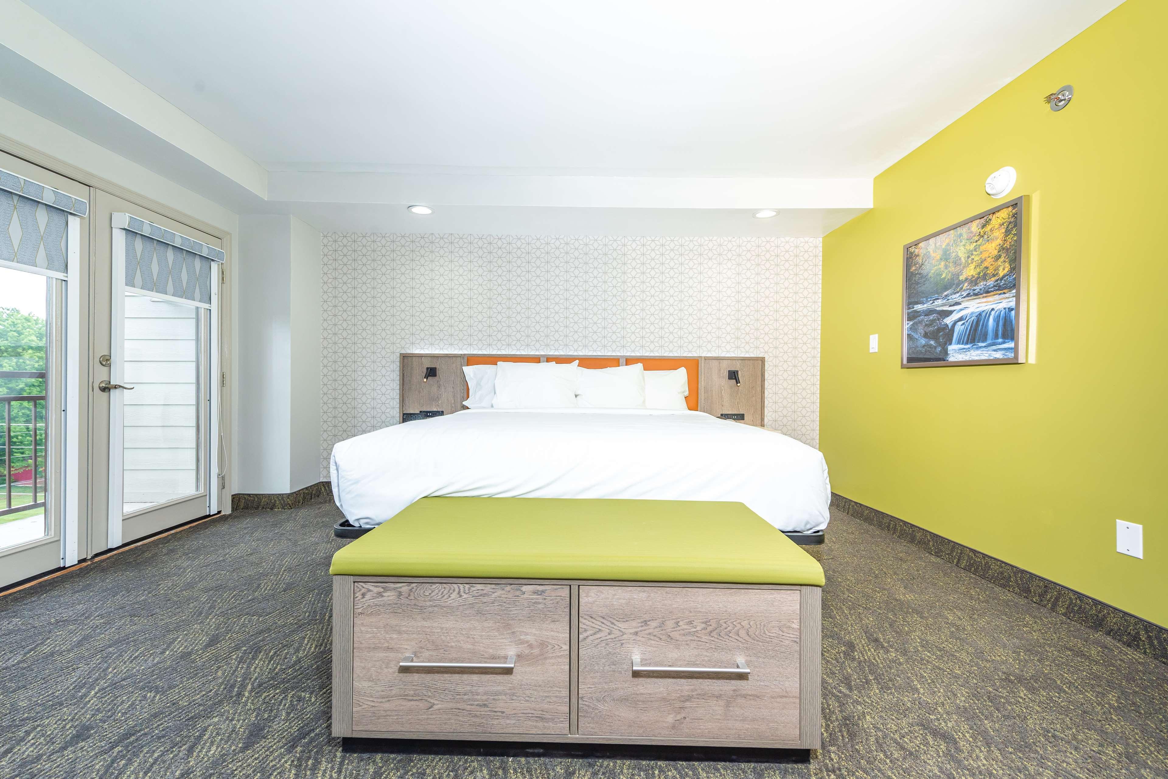 جناح بسرير كينج بشرفة بحوض جاكوزي، Best Western Plus Apple Valley Lodge Pigeon Forge 2/6