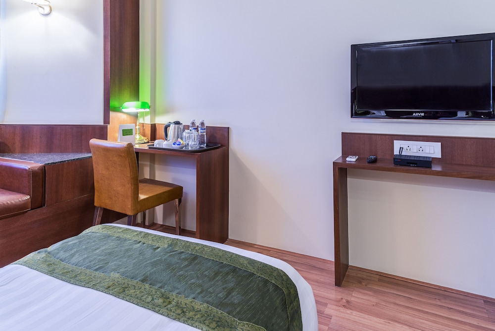 Treebo Grand Emerald Pune 18/50