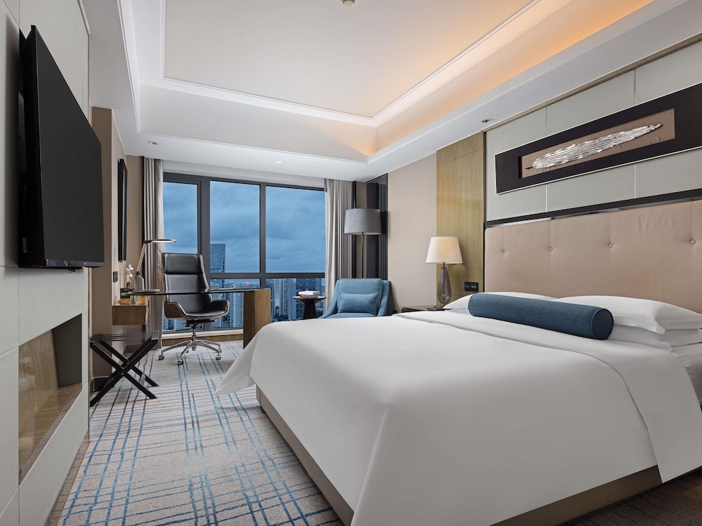 DELUXE, KING BED