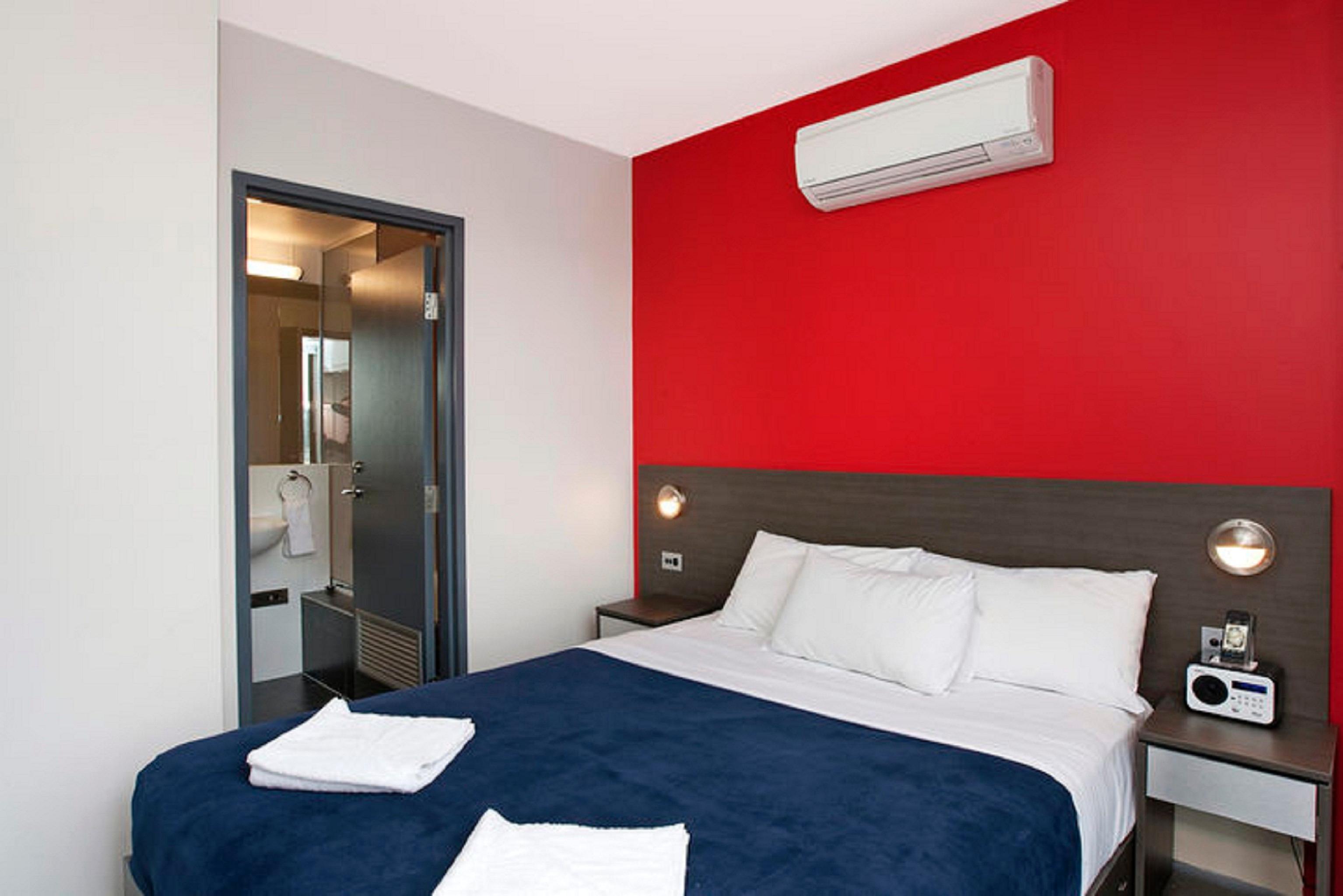 ROOM, QUEEN BED