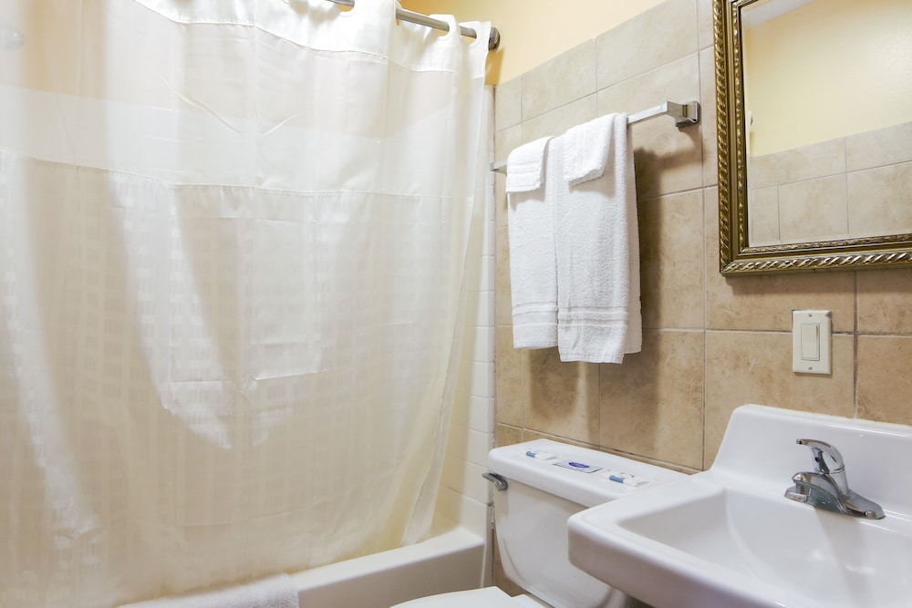 Economy Inn By OYO Lockport near Houma 27/34
