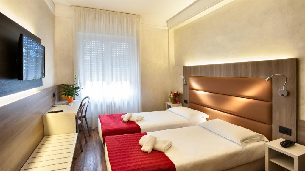 ROOM, TWIN BEDS