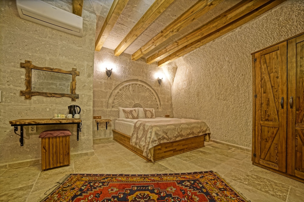 Risus Cave Suites 20/55