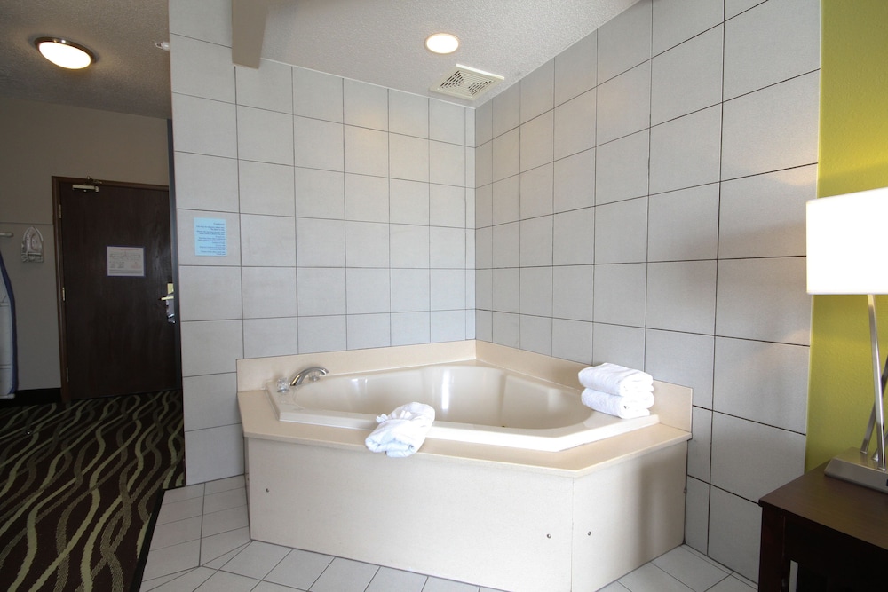 Holiday Inn Express Marshall 21/48