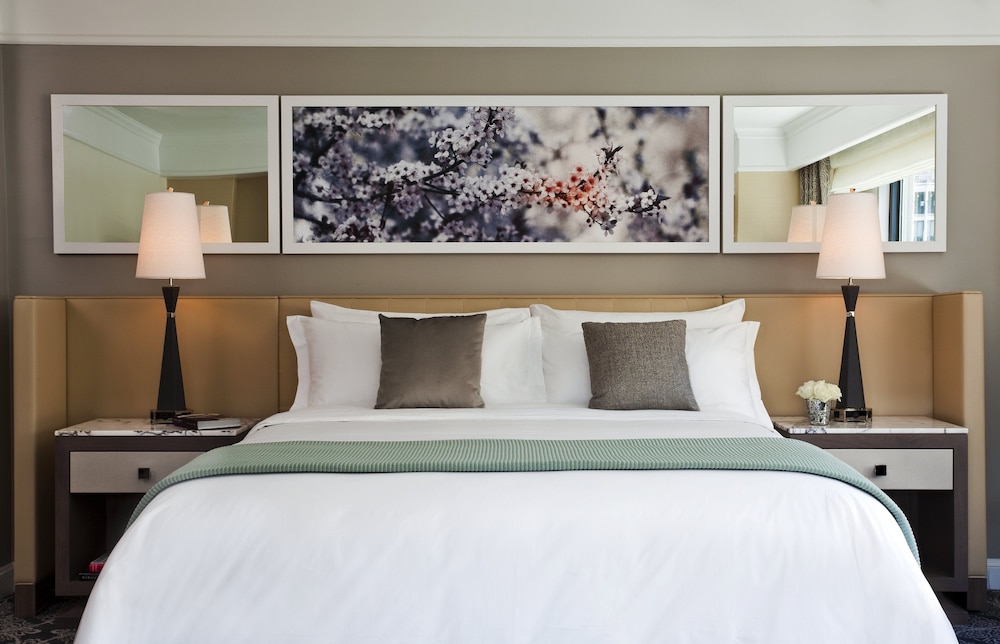 Loews Regency Hotel 25/84