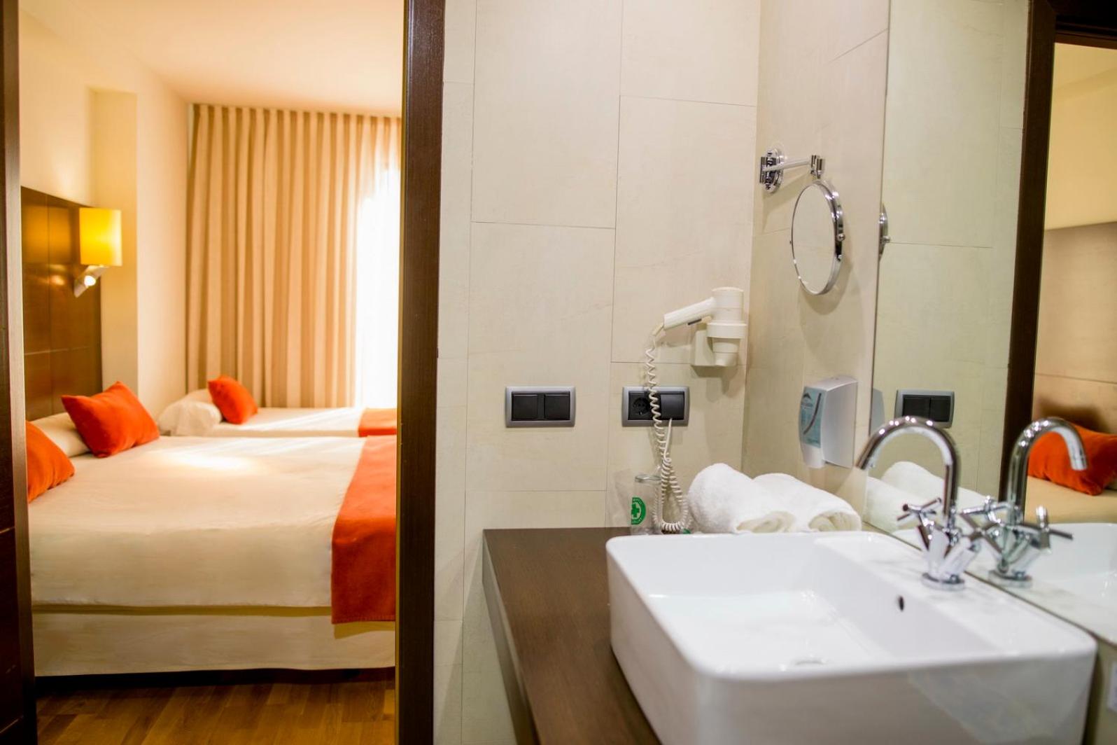 Room, Double Bed, Two Extra Beds، Hospedium Valles de Gredos Golf 5/6