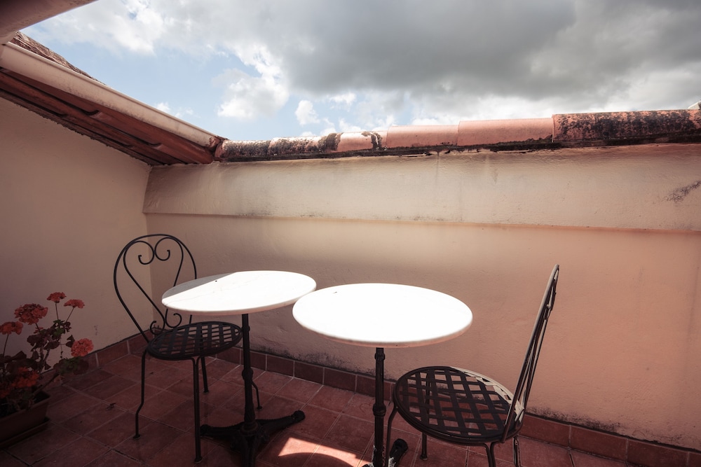 HOTEL LES ARMOIRIES 17/66