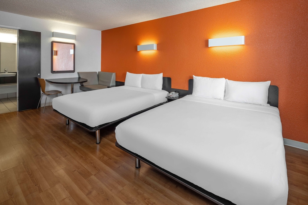 Motel6 Anaheim, CA - Maingate 22/58