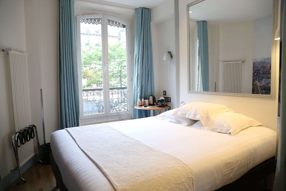 ROOM, DOUBLE BED, ARC DE TRIOMPHE VIEW